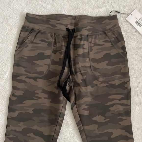 Zyia Green Camo Unwind Jogger, Medium (6-8) - Picture 13 of 16